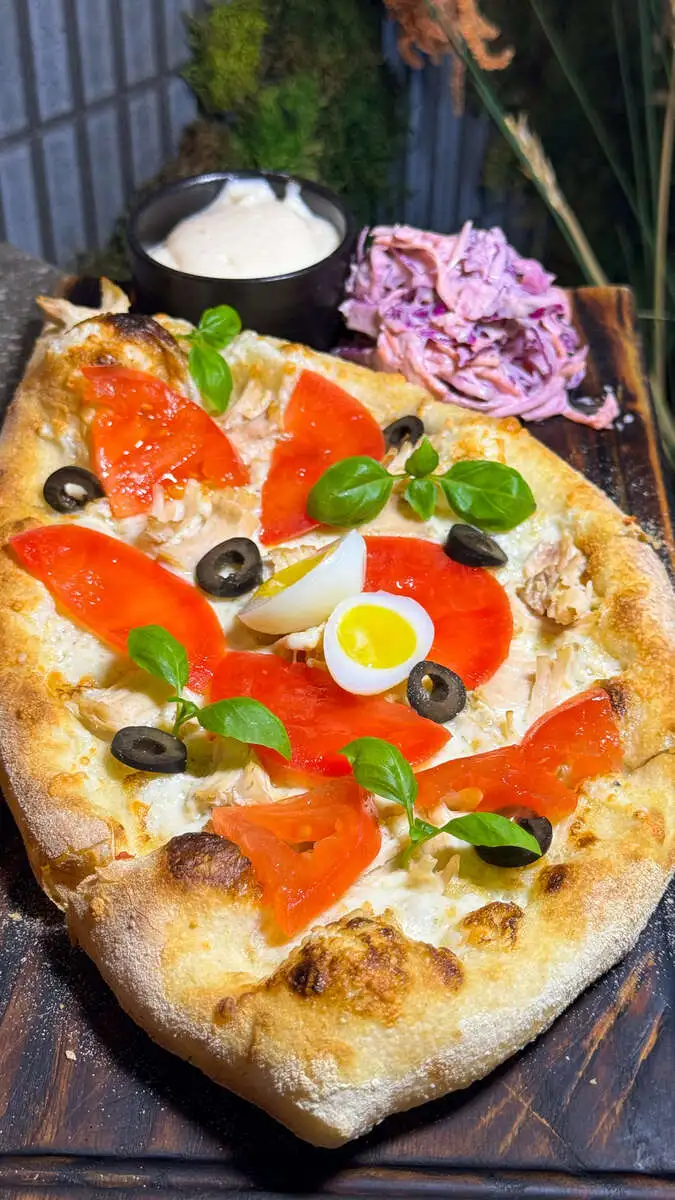 Пицца с пастрами из индейки и соусам цезарь