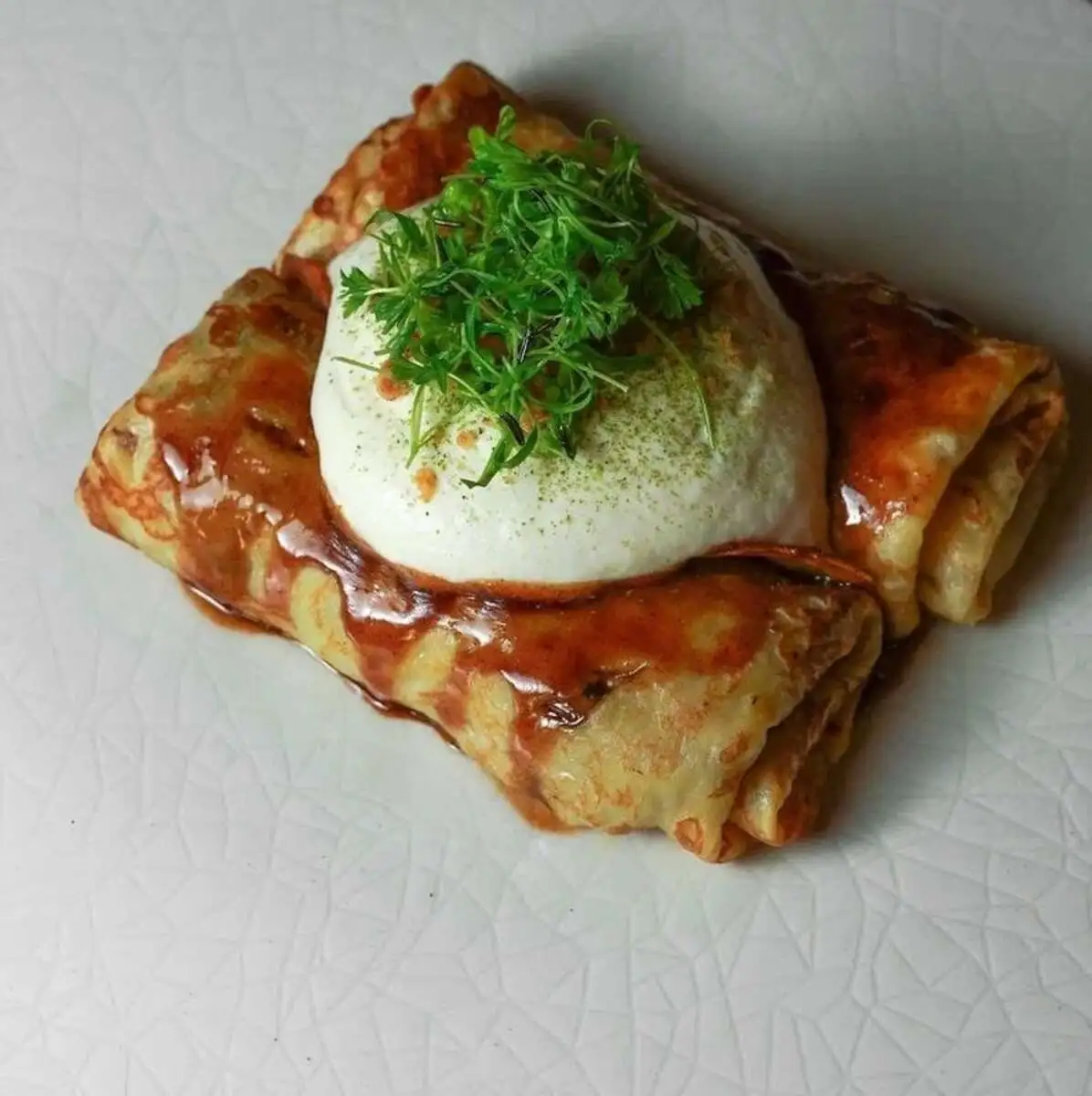 Блинчики с уткой конфи и грибным фрикасе 