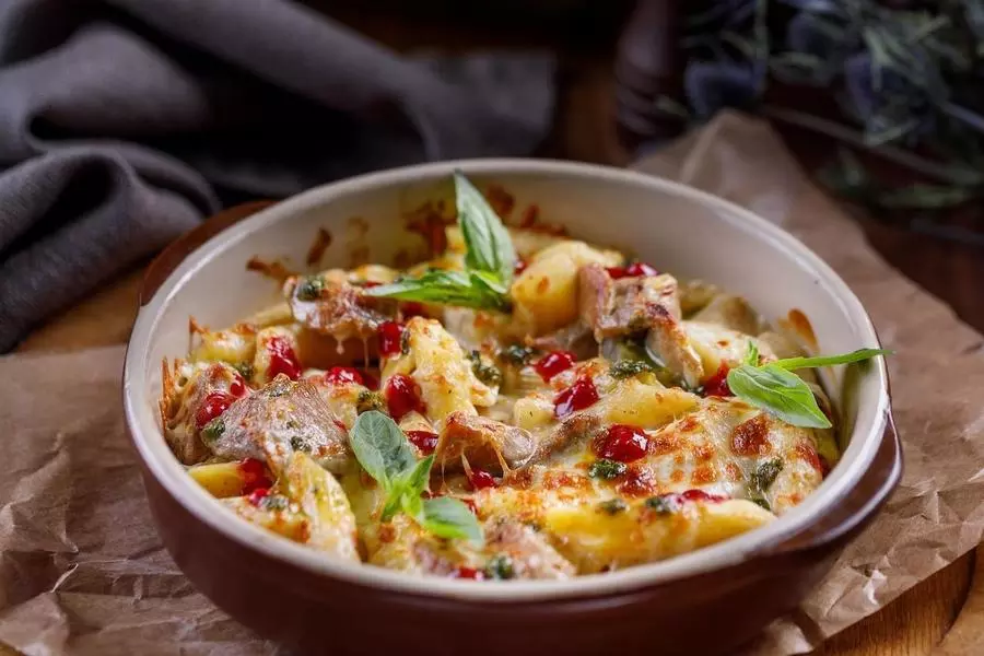 Пенне с индейкой и малиновым соусом