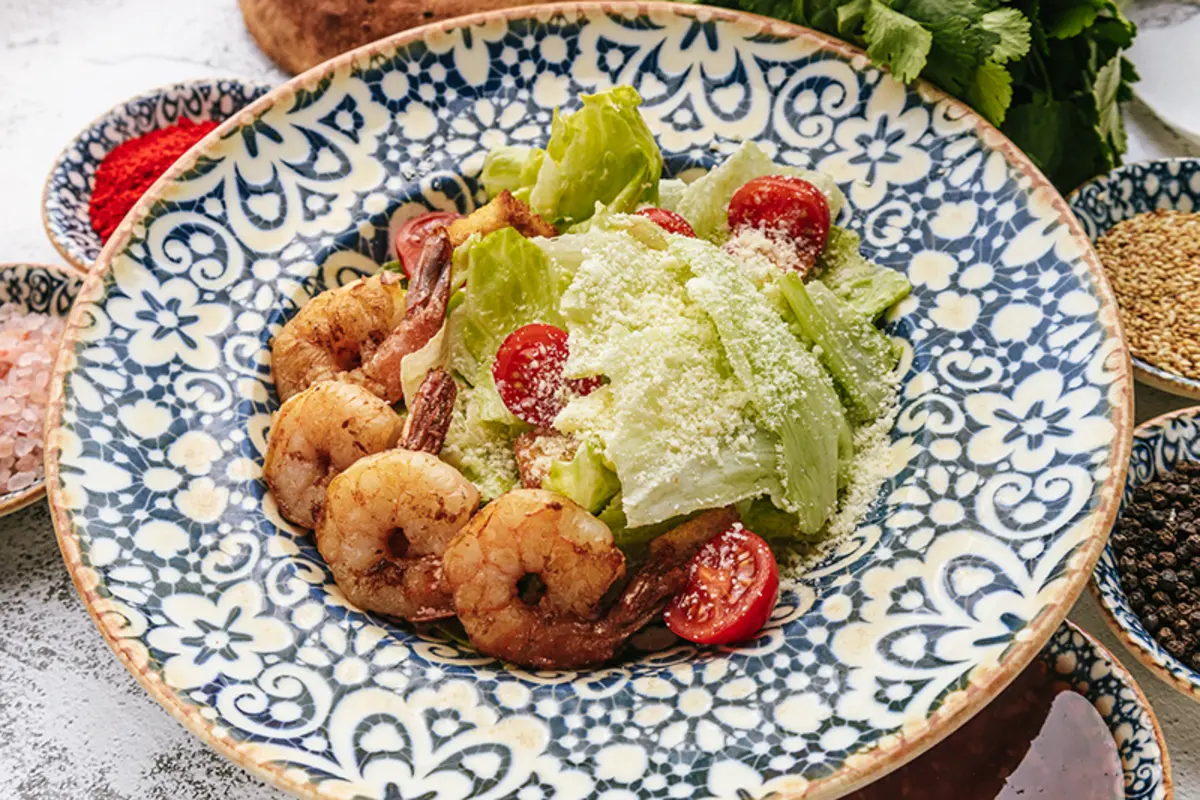 Цезарь с креветками салат