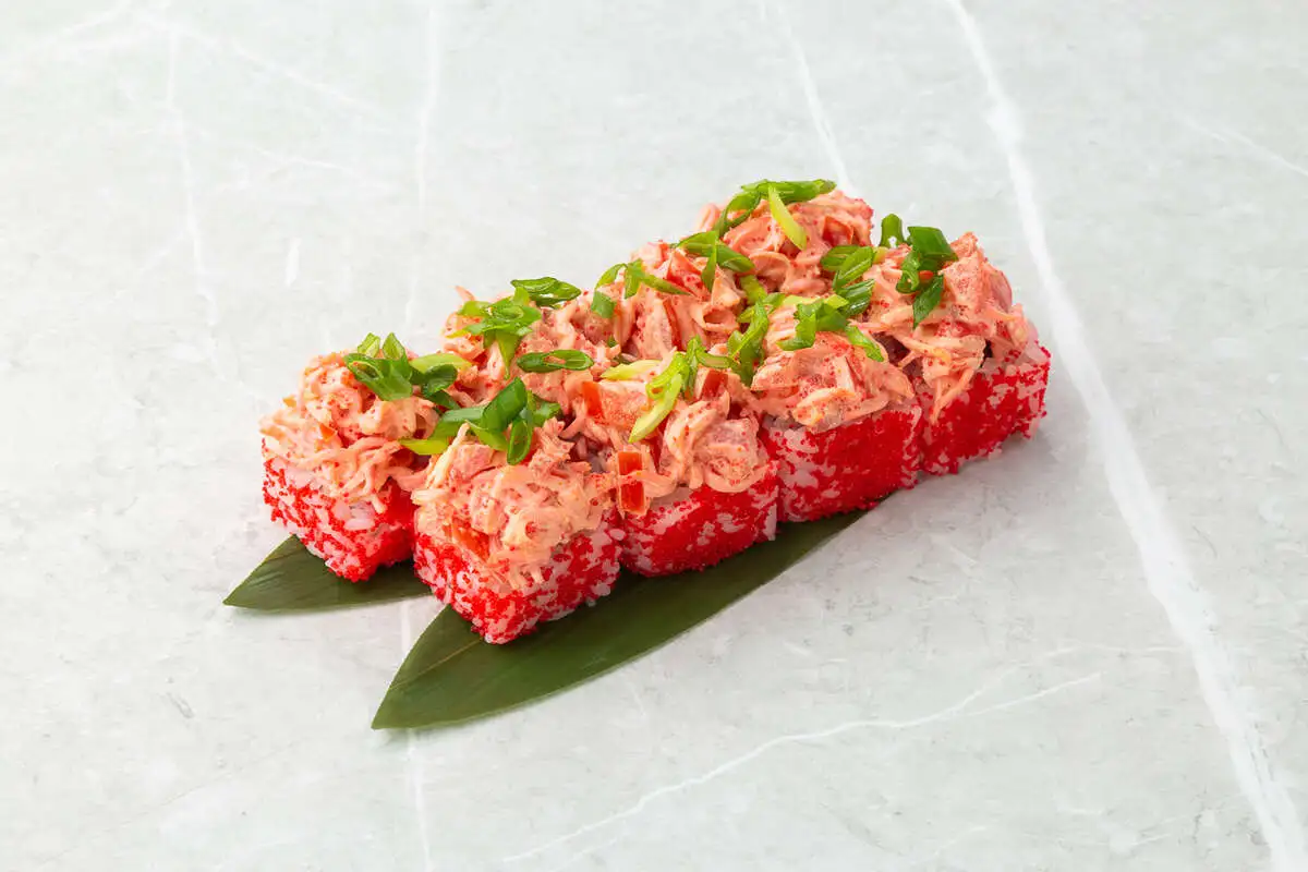 Ролл с крабом и томатами