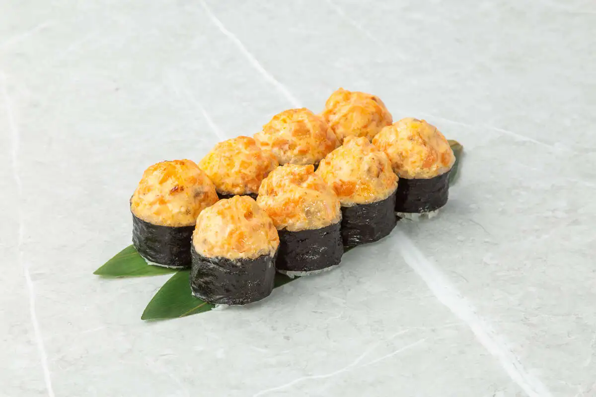 Запеченный ролл с лососем и угрем