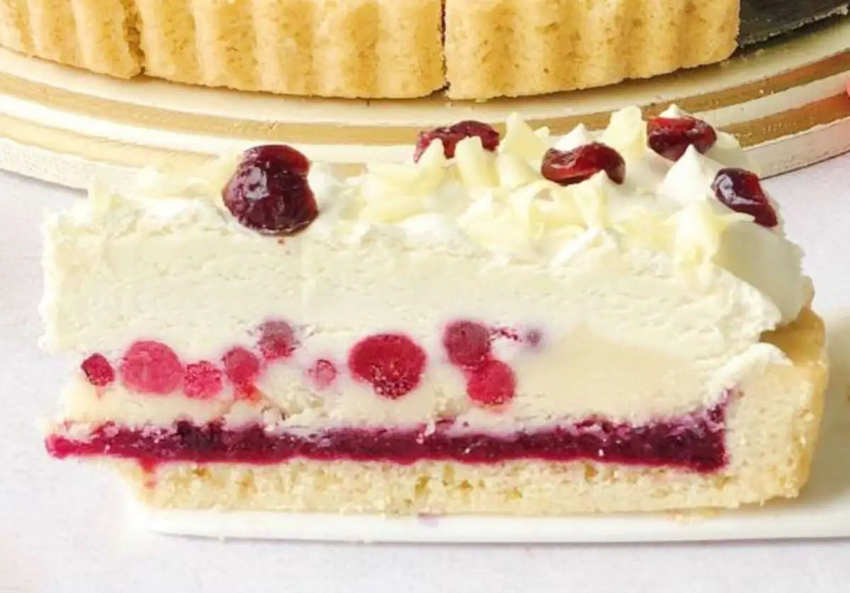 Пирог брусничный с белым шоколадом