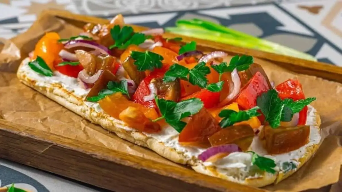 Одесский бутерброд с томатами и мягким сыром