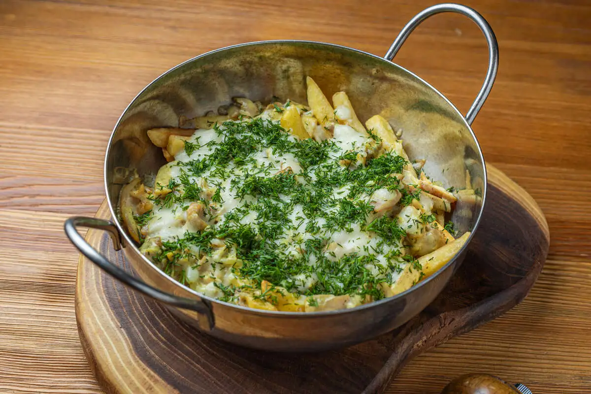 Запеченая курица под сыром сулугуни с картофелем фри