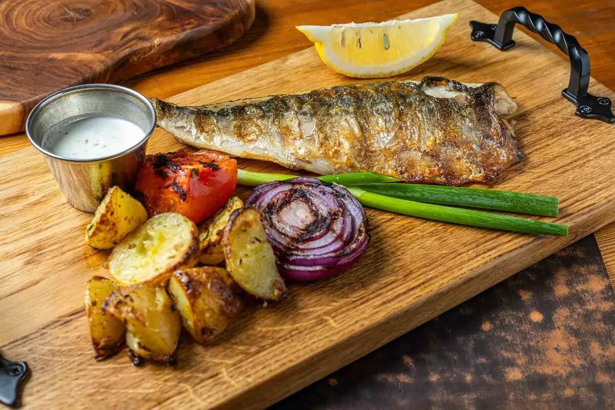 Скумбрия гриль с овощами и мацони