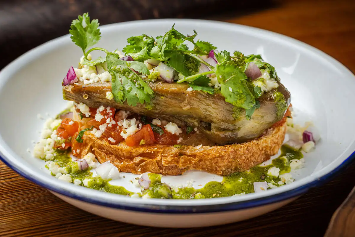 Баклажаны с сулугуни в соусе кинзмари