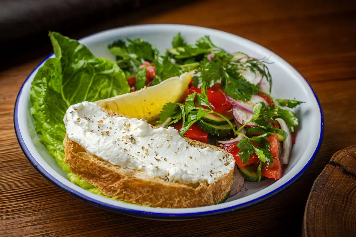 Дачный овощной салат с брынзой на хлебе