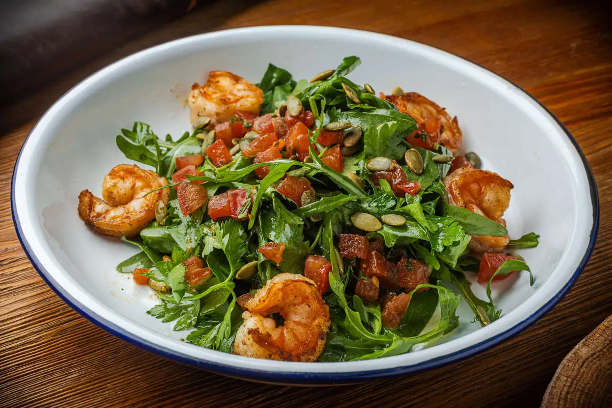 Салат зеленый с креветками