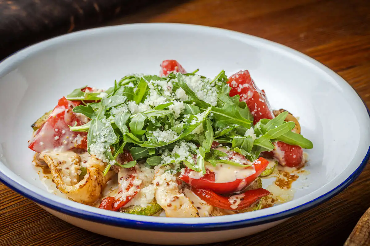 Салат с кальмаром