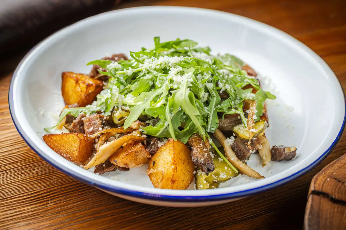 Салат с печеным ребром, молодым картофелем, вешенками