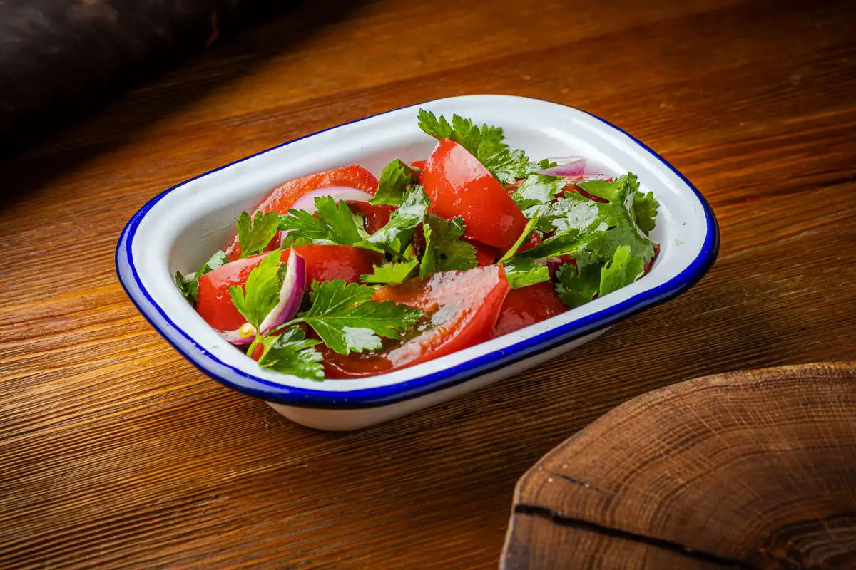 Сладкие томаты с крымским луком