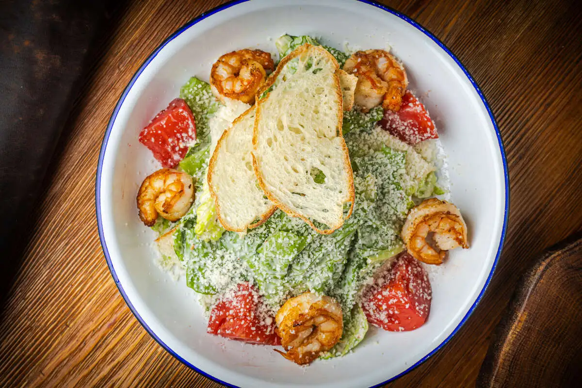 Хрустящие листья салата с ореховым соусом и креветками