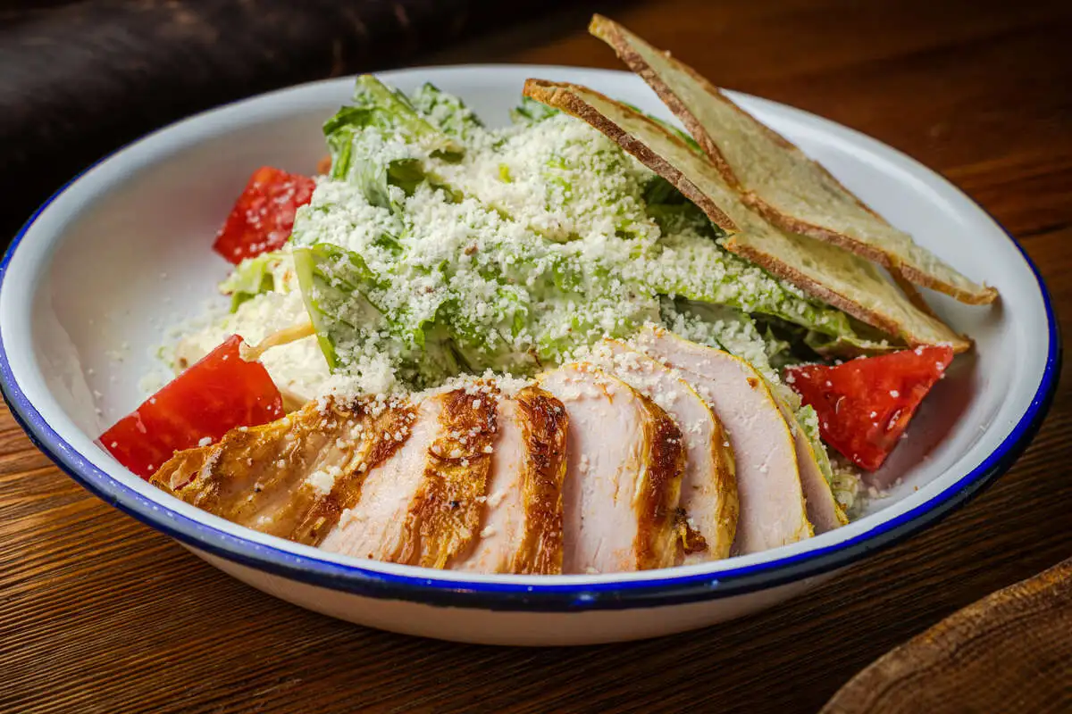 Хрустящие листья салата с ореховым соусом и курицей гриль