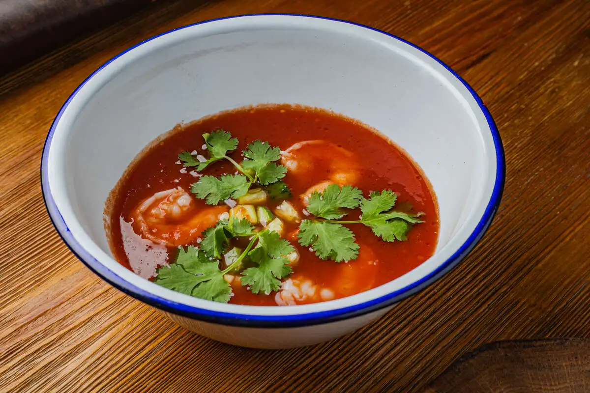 Холодный томатный суп с креветками