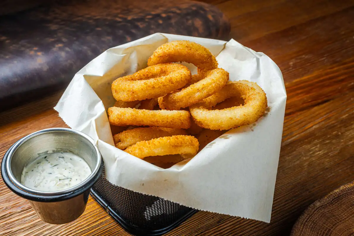 Луковые кольца фри с соусом тар-тар