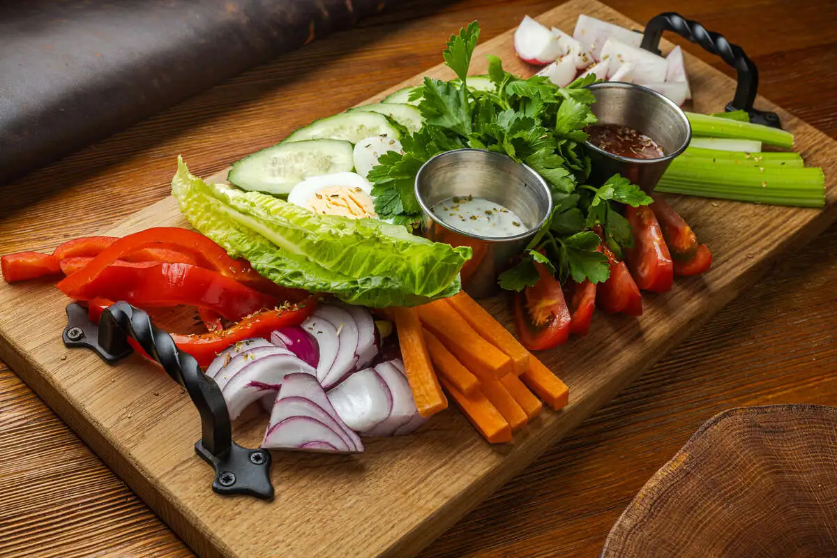 Свежие овощи: помидоры, огурцы, лук, зелень, салат