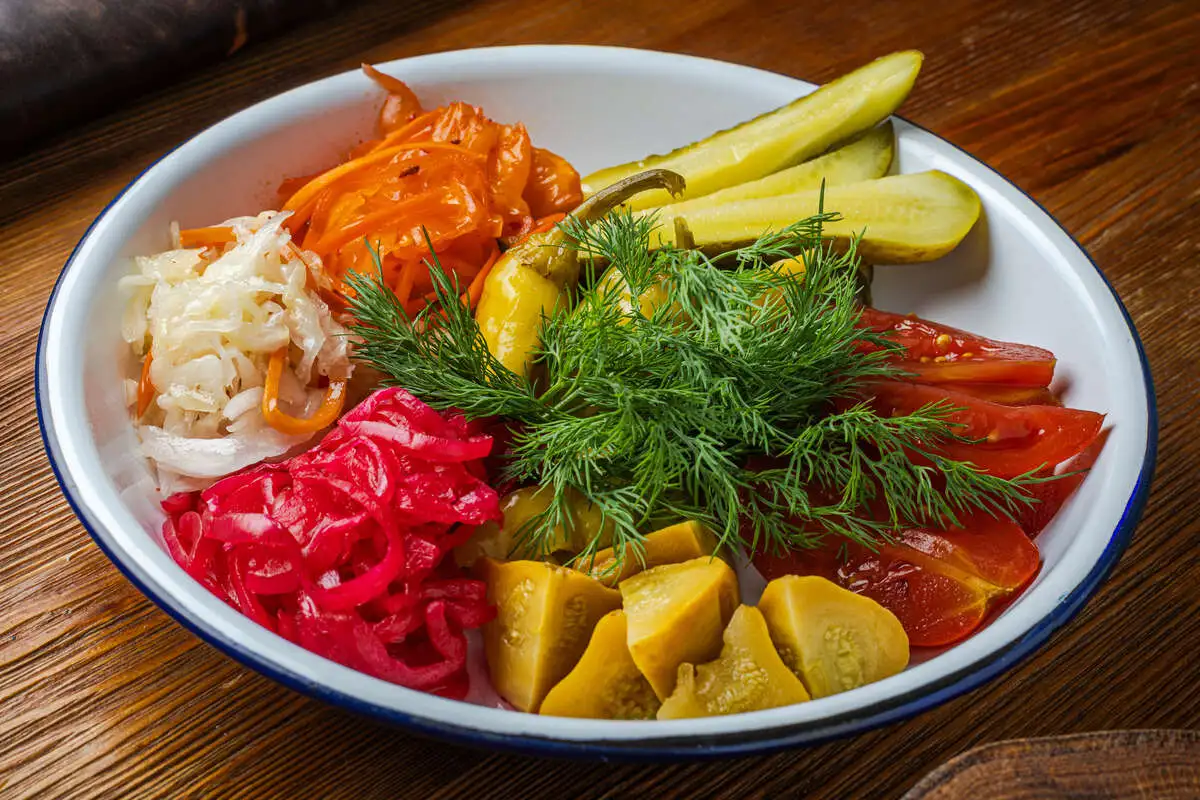 Соленья: корнишоны, помидоры, капуста, перец, патиссоны