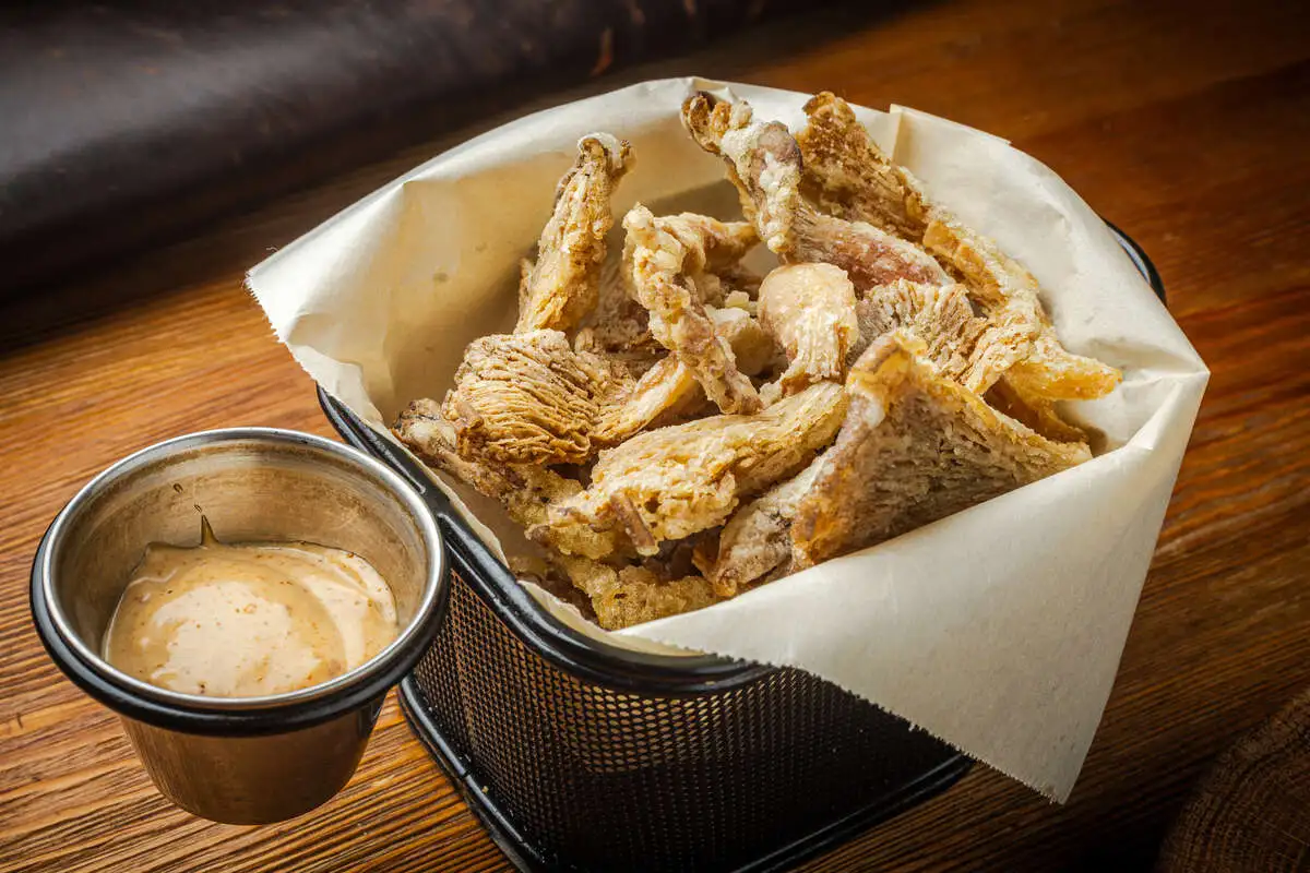 Хрустящие вешенки с пикантным соусом