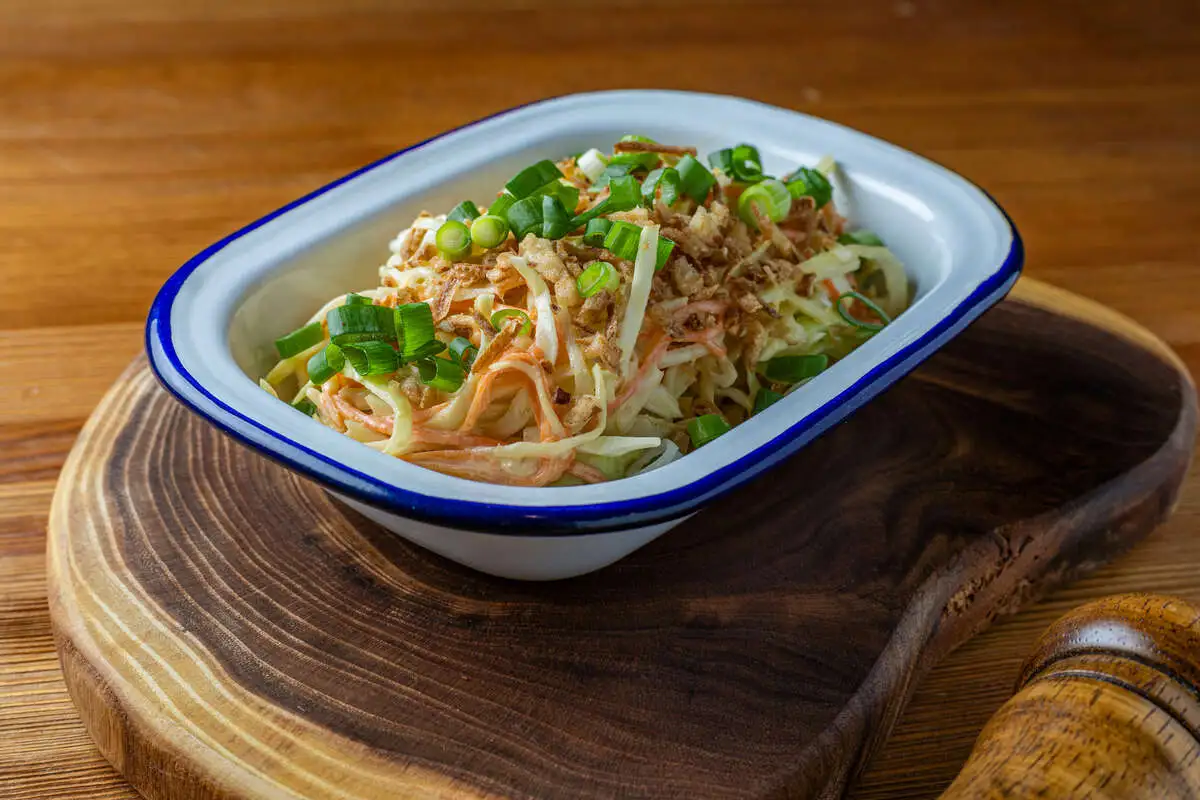 Коул слоу с горчичным соусом и хрустящим луком