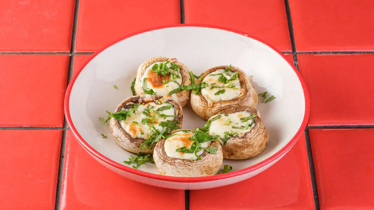 Шампиньоны с сулугуни