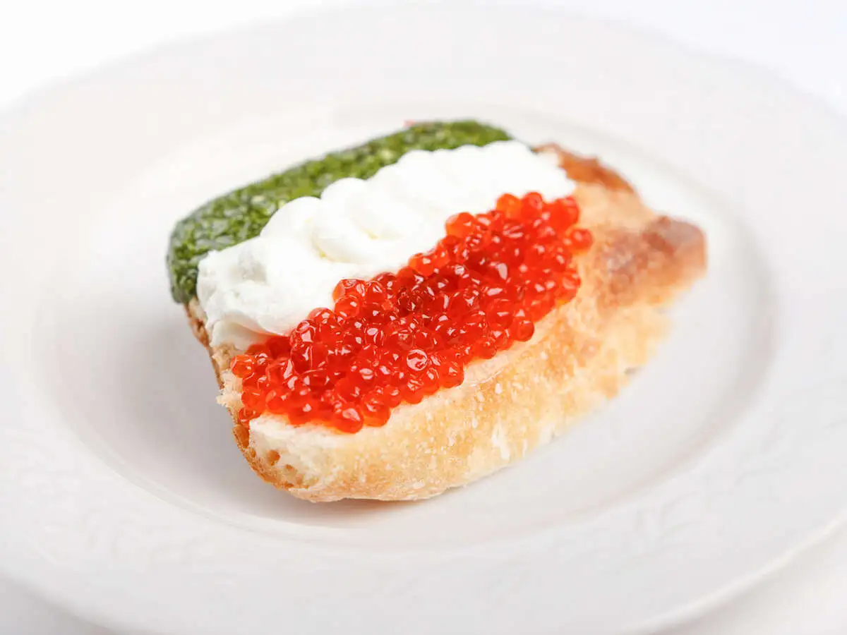 Чикетти с красной икрой, сыром и песто