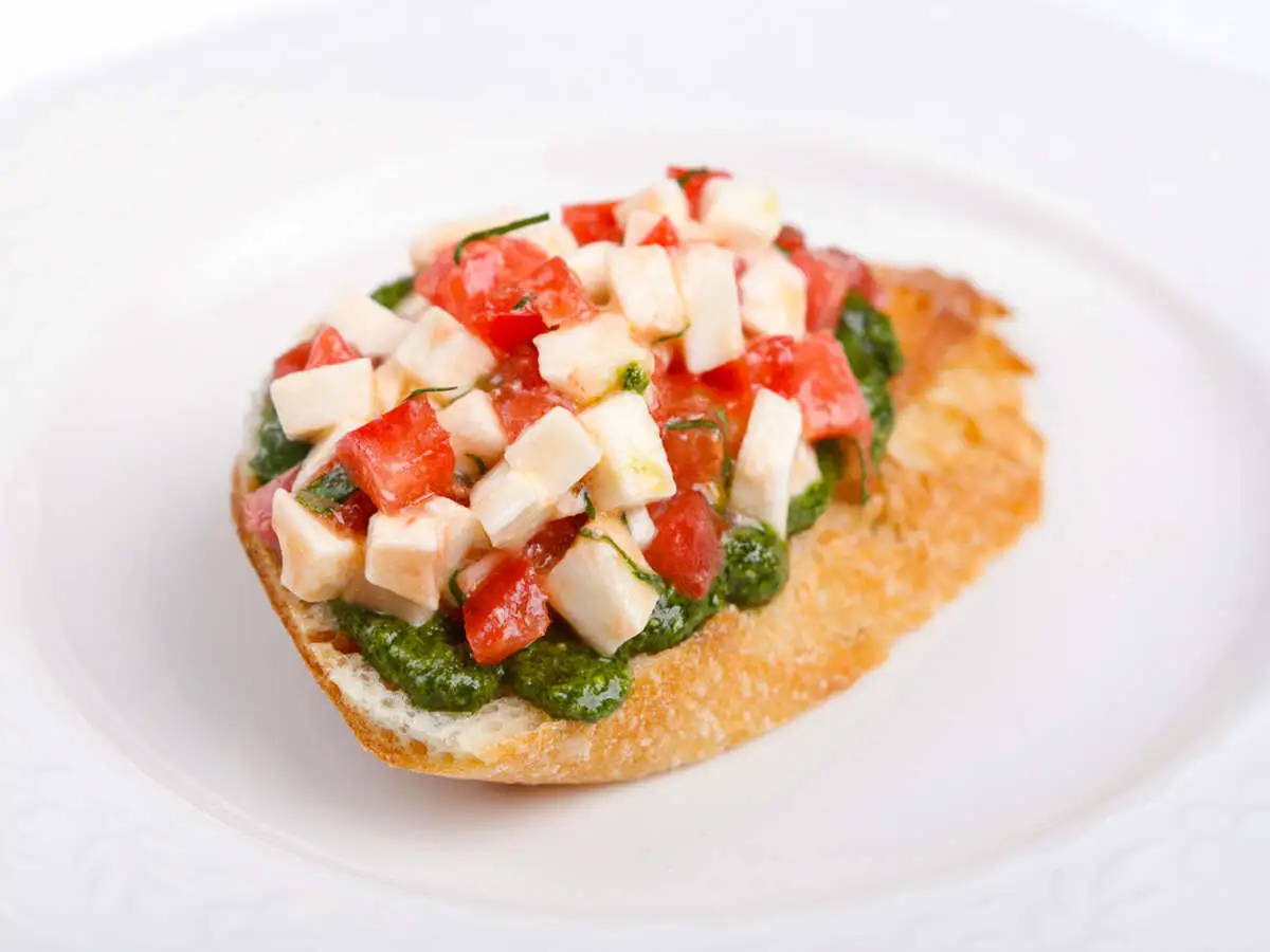 Томат-моцарелла-песто