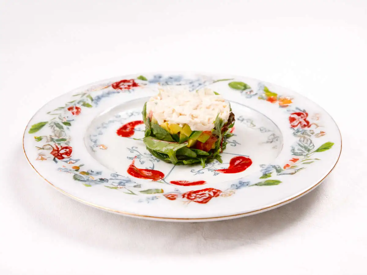 Крабовый салат с томатами