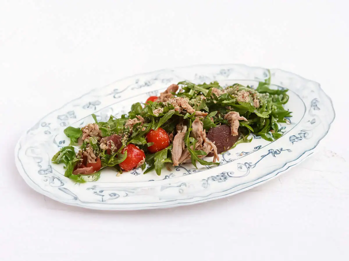 Салат из руколы с пряной уткой, маринованной грушей и томатами