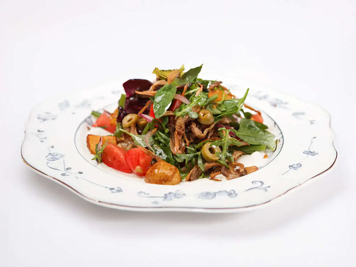 Вешенки с листьями салата, томатами и молодым картофелем