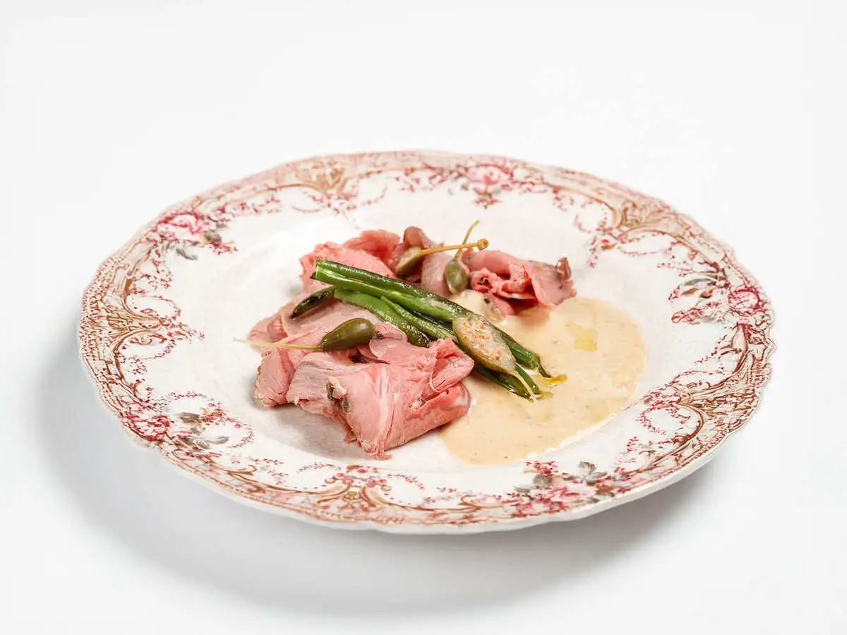 Вителло тоннато с зелёной фасолью и каперсами