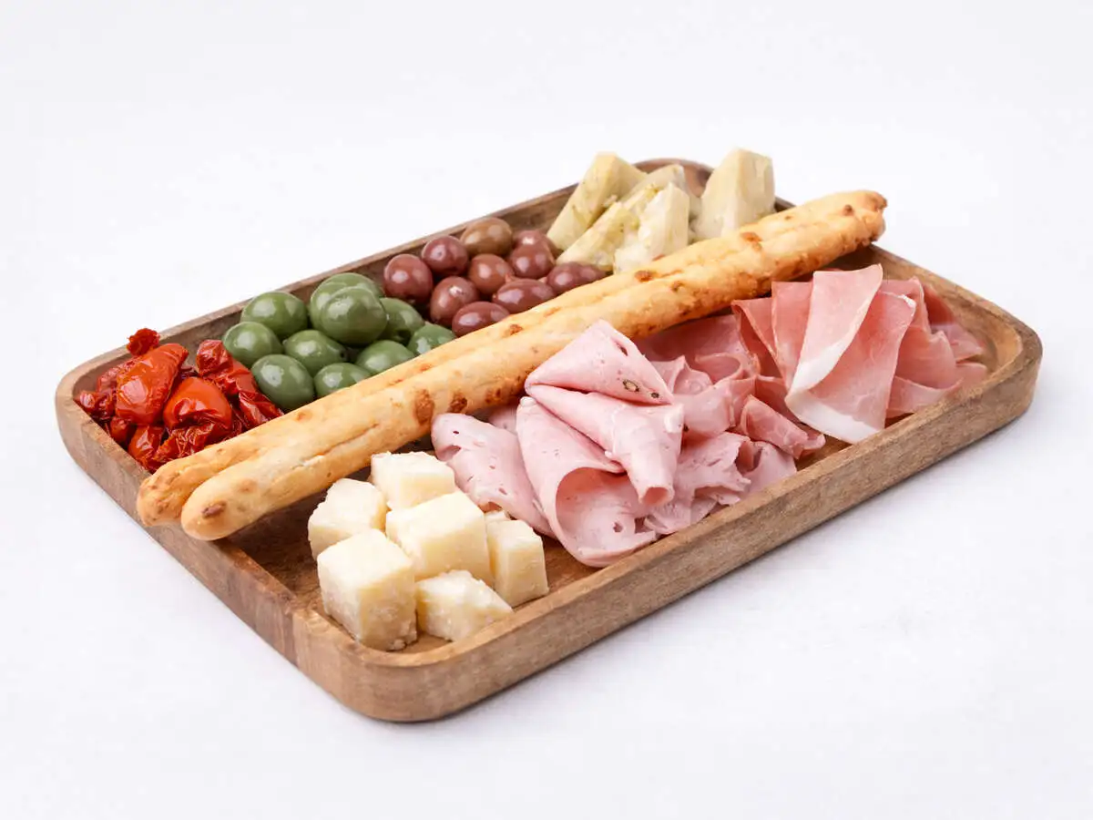 Итальянская закуска: колбаса, сыры, оливки, артишоки
