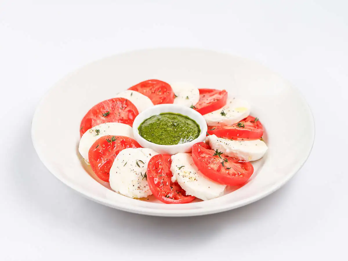 Моцарелла с помидорами и песто