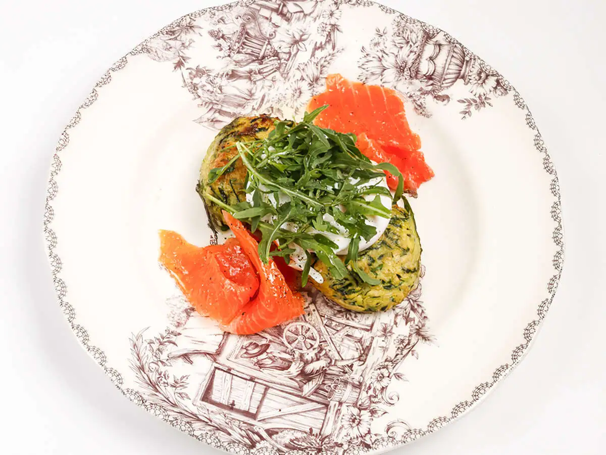 Оладьи из цукини со страчателлой и форелью