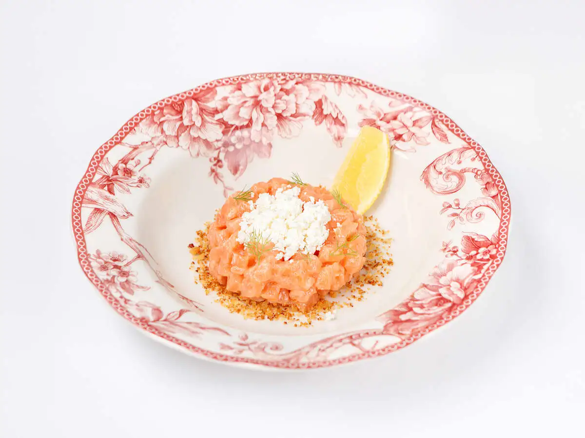 Тартар из форели с брынзой и хлебными крошками