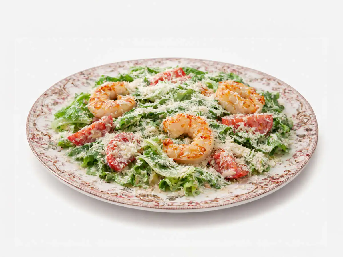 Зеленый салат с креветками под соусом тоннато-пармезан