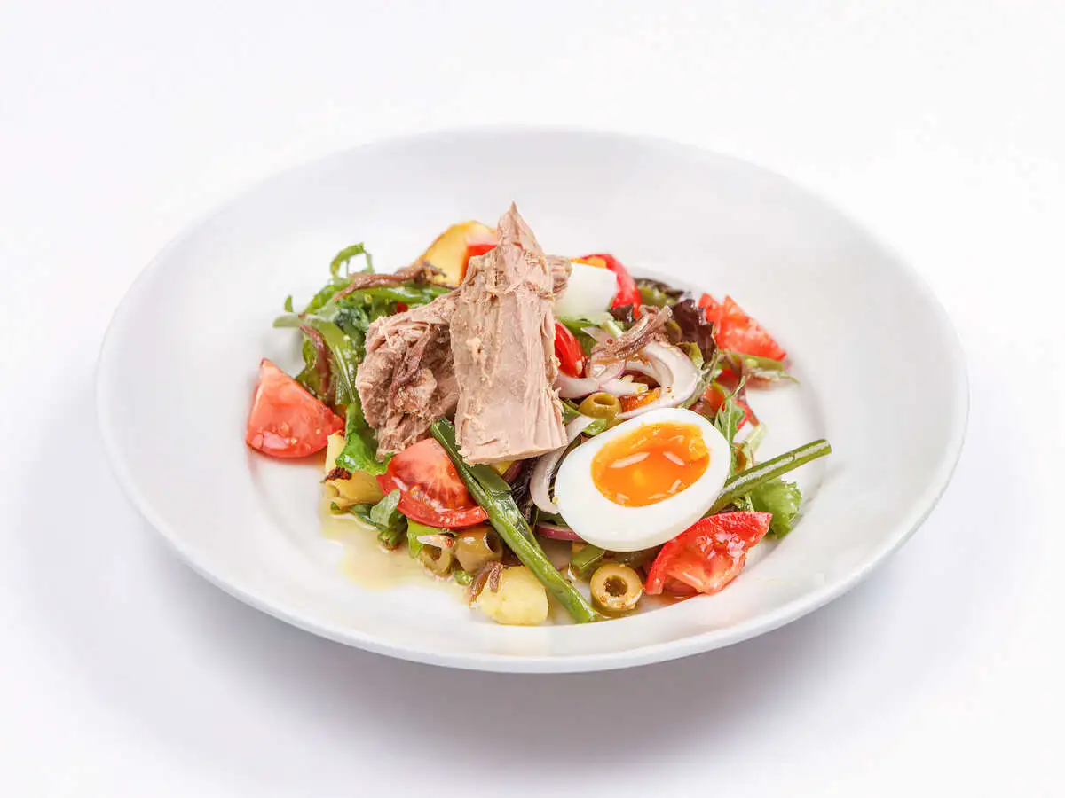 Салат Нисуаз с тунцом конфи