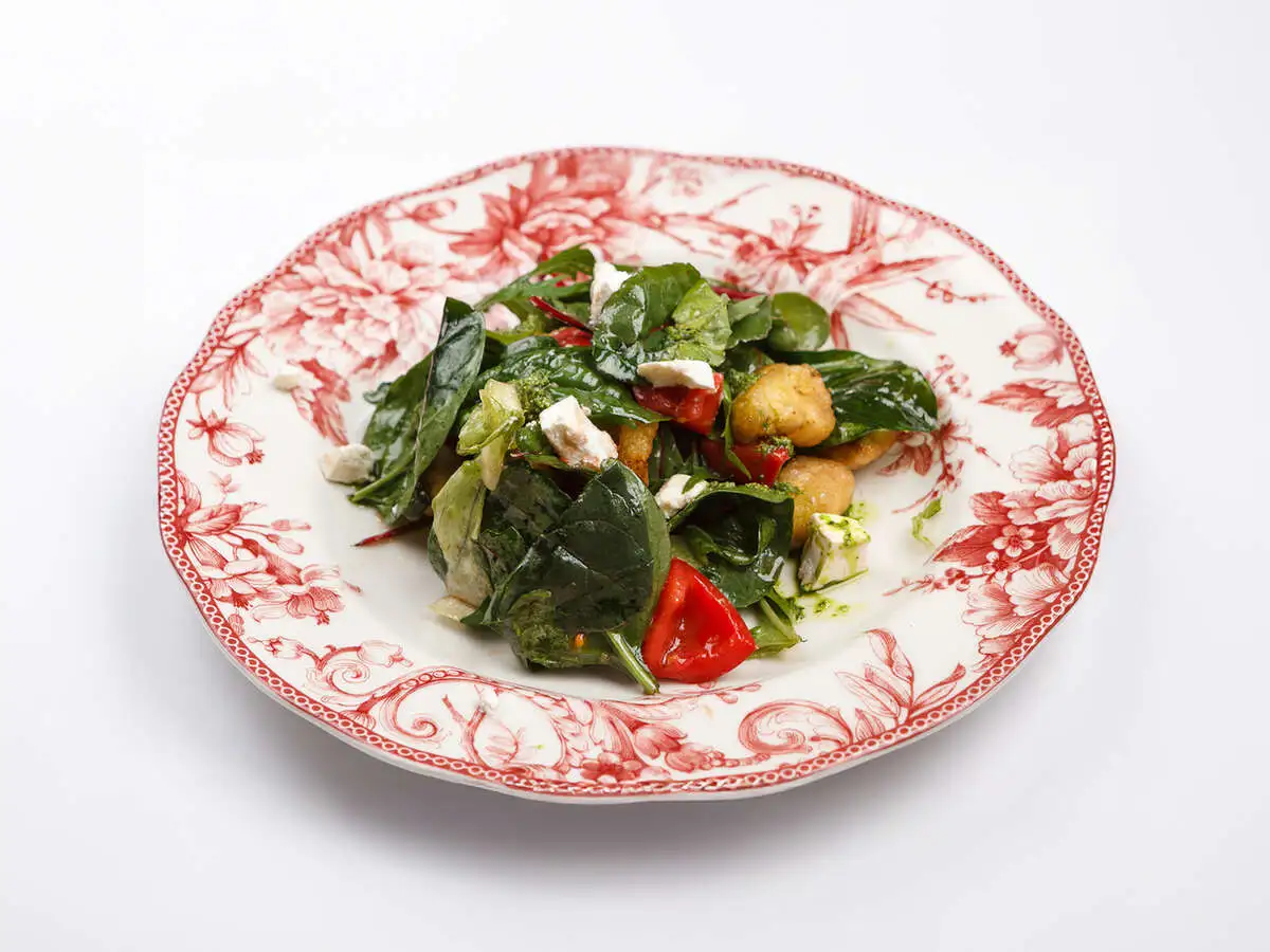 Салат с томатами, баклажанами и брынзой