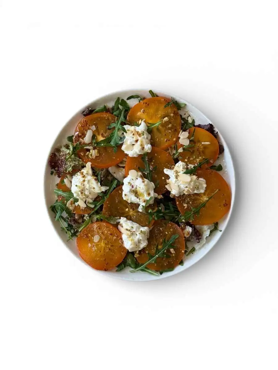 Карпаччо из спелой хурмы со страчателлой