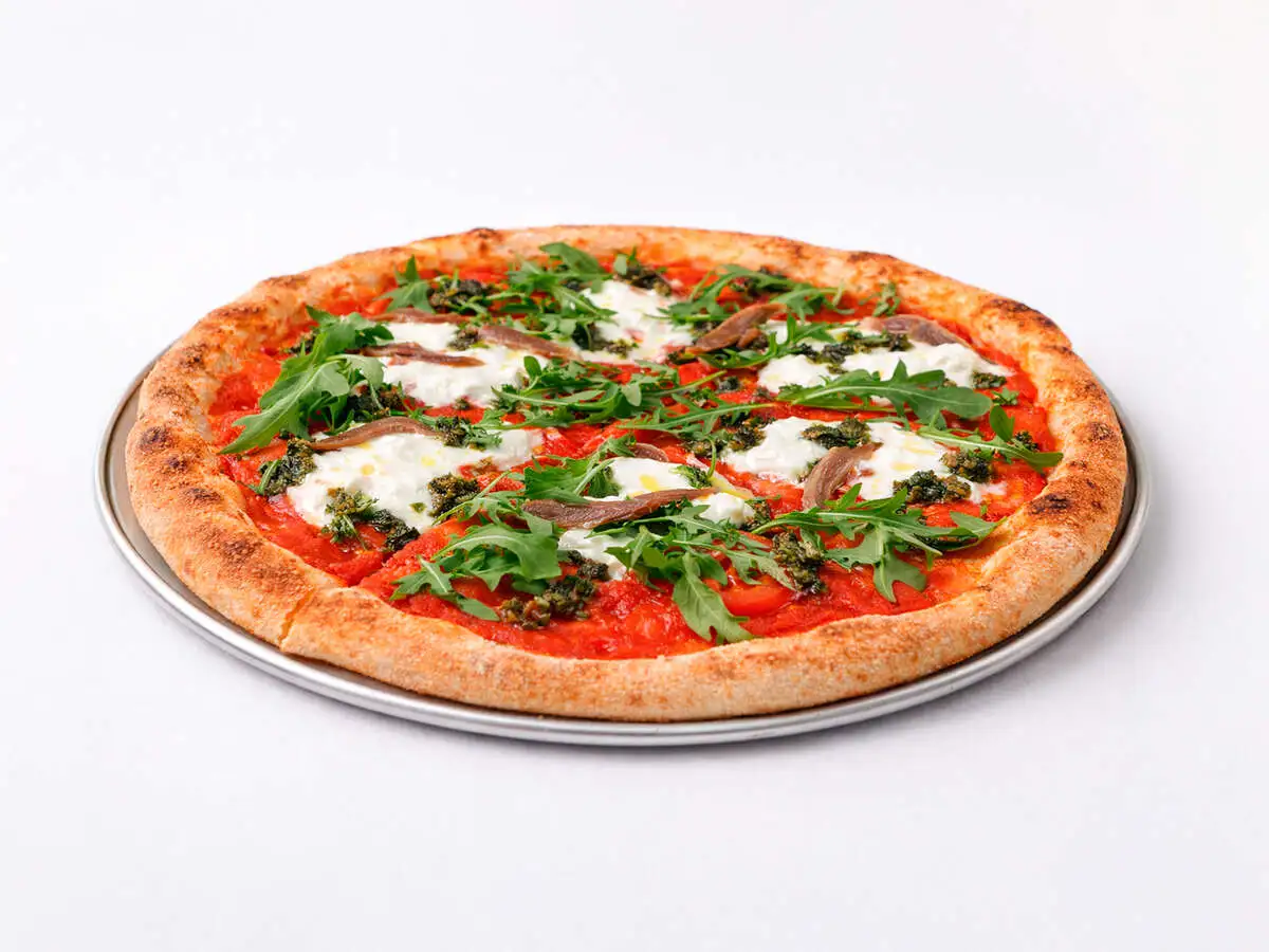 Пицца с анчоусами, страчателлой и тапенадой из оливок