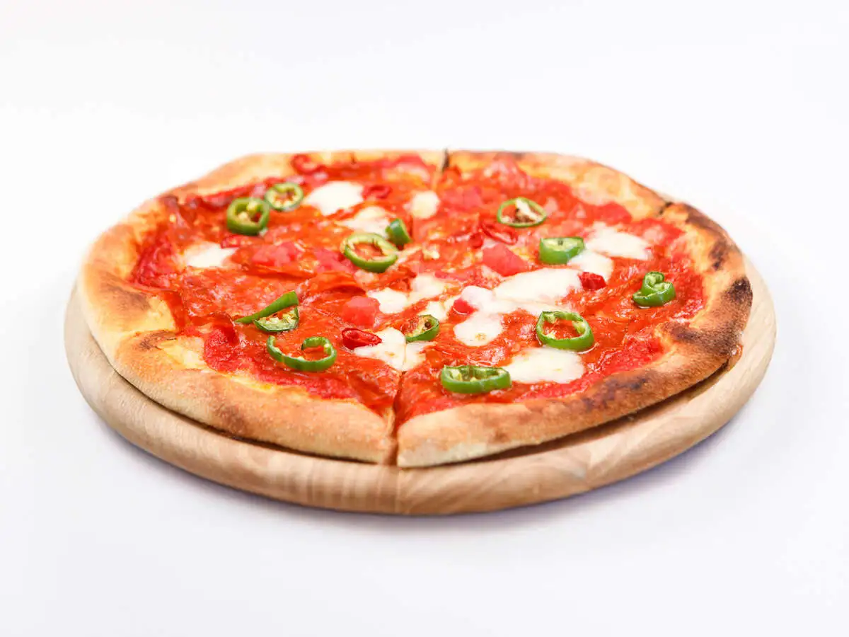 Острая пицца с чоризо и зелёным перцем