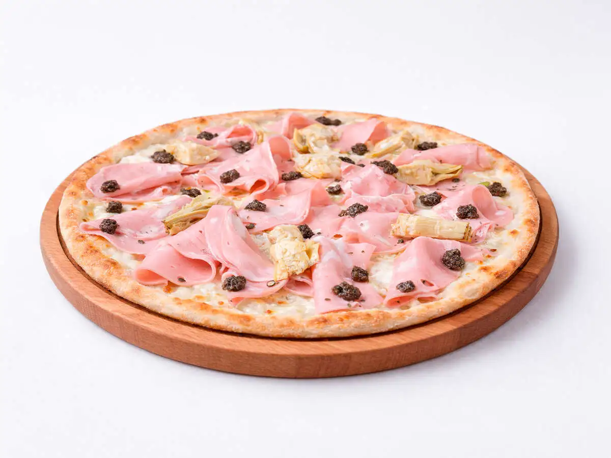 Пицца с мортаделлой, артишоками и трюфелем