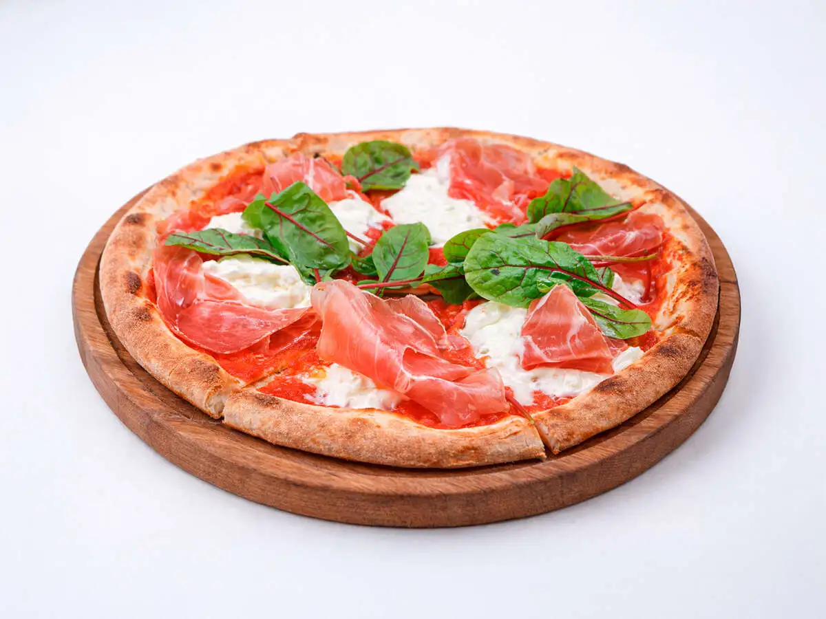 Пицца с прошутто, страчателлой и мангольдом