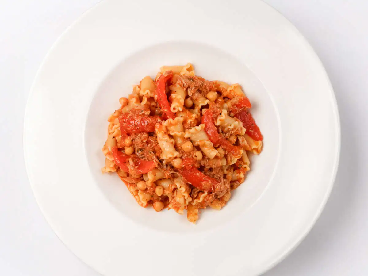 Кампанелле с нутом, томатом и тунцом