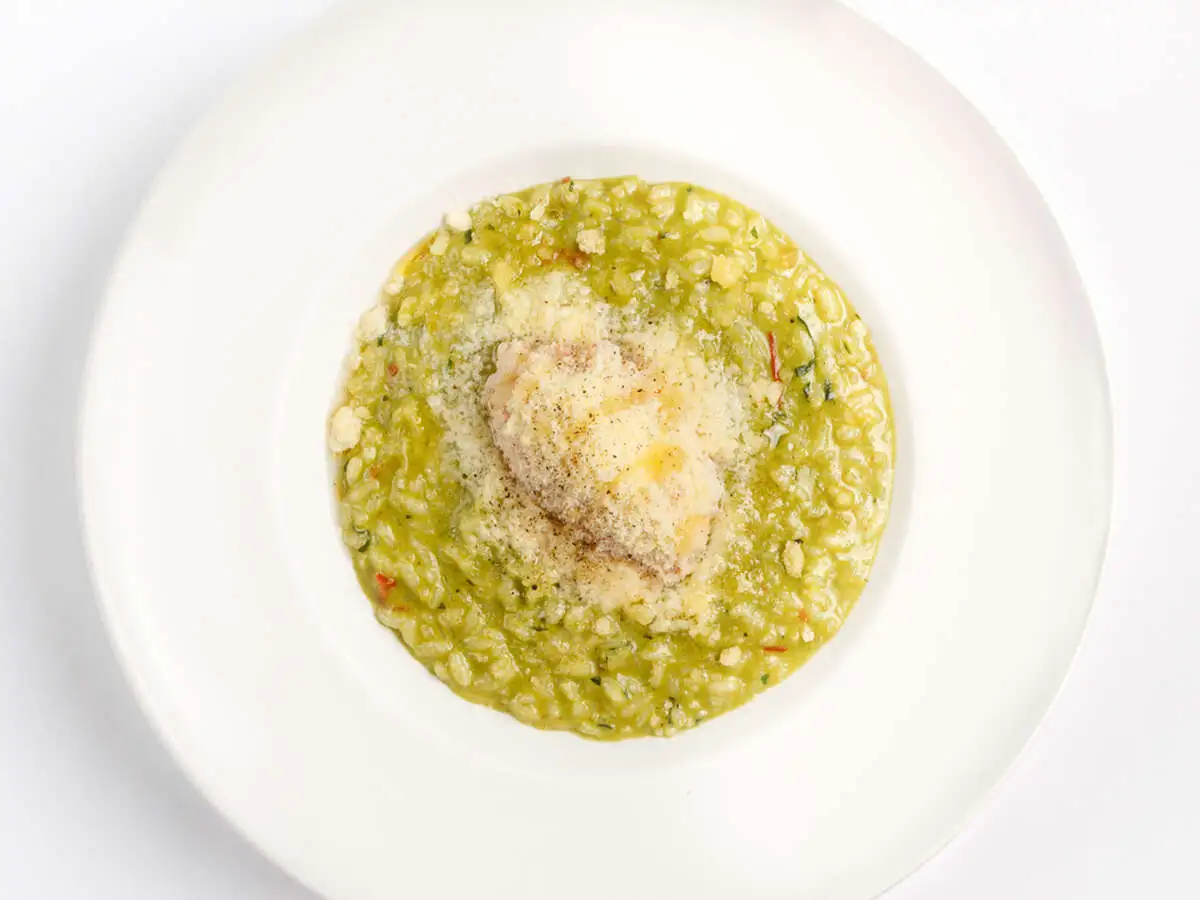Зелёное ризотто с тартаром из креветок