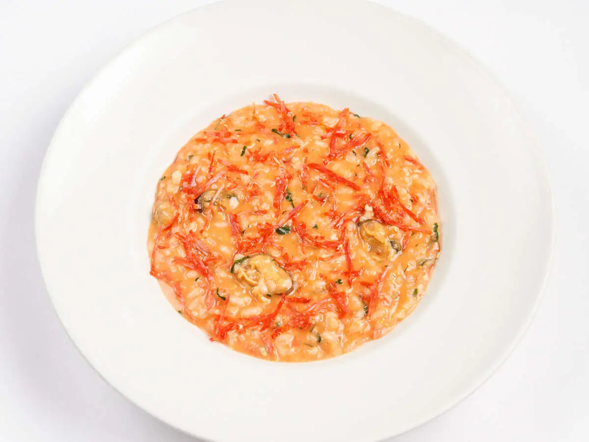 Томатное ризотто с мидиями и чоризо