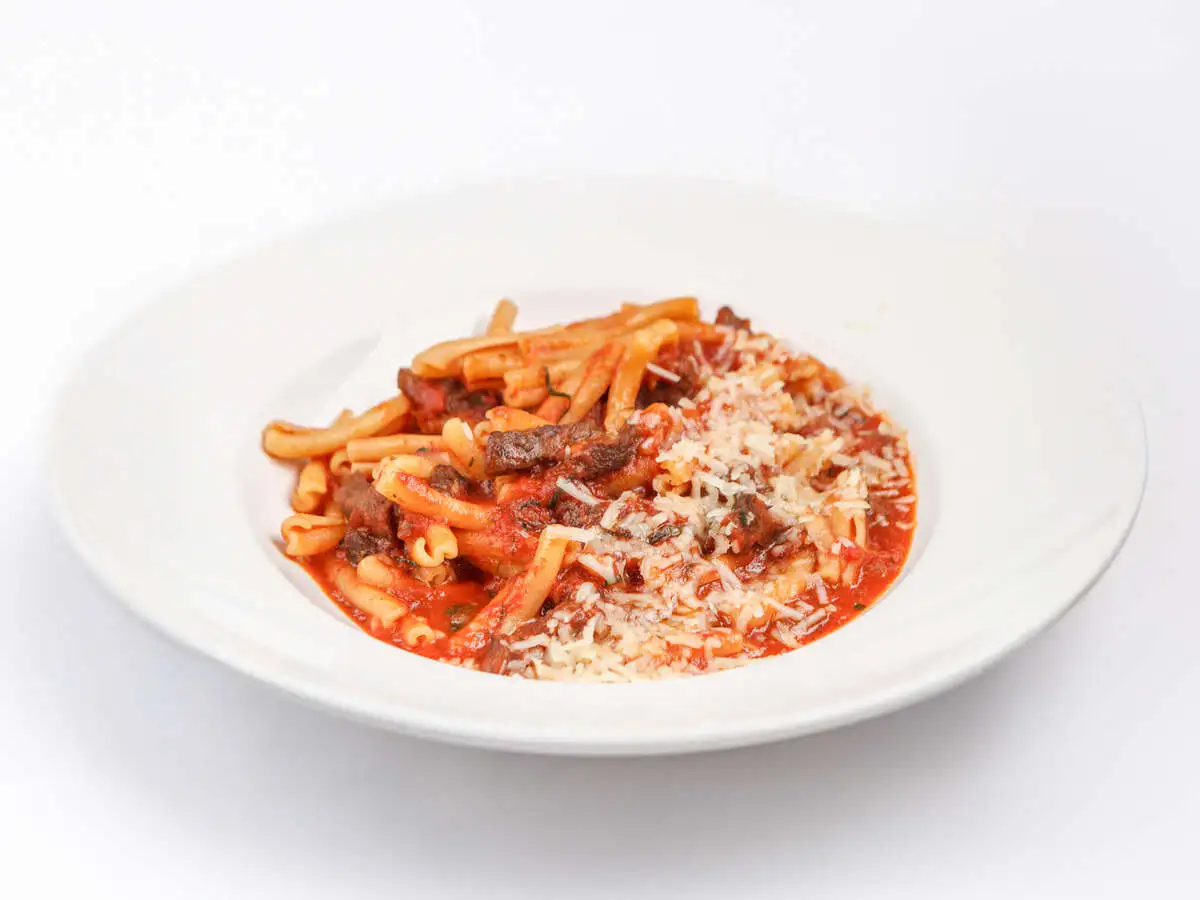 Казаречче с рагу из телячьих щёчек