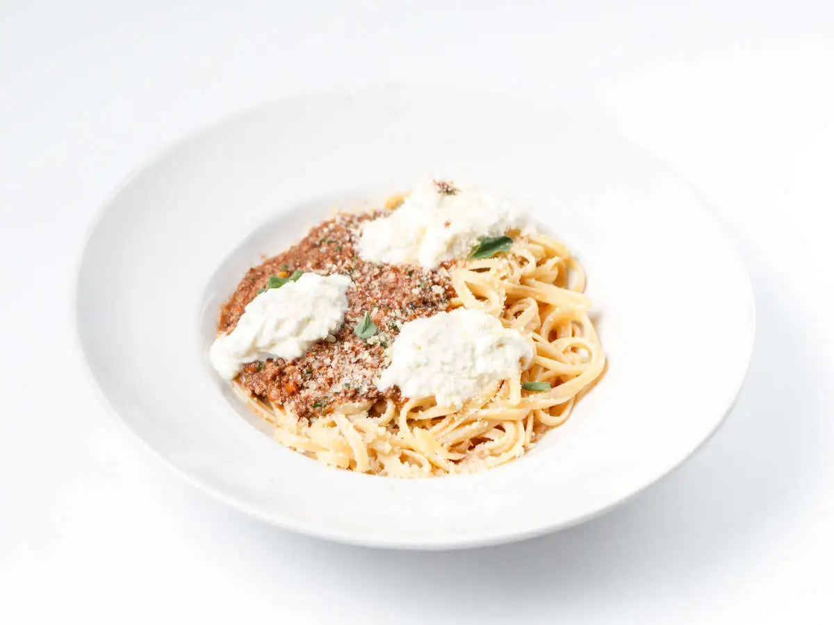 Лингвини Болоньезе со страчателлой