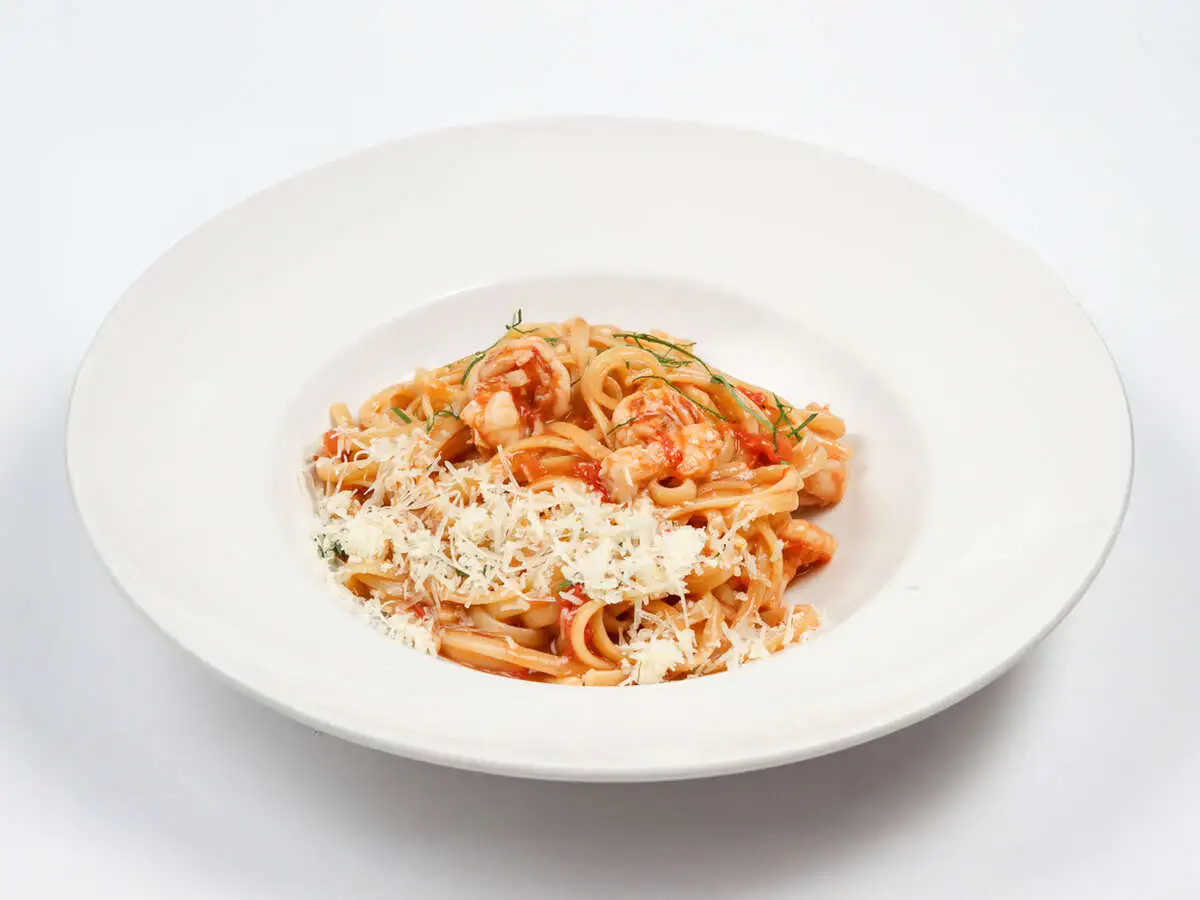 Лингвини с креветками, коньячным маслом и пармезаном