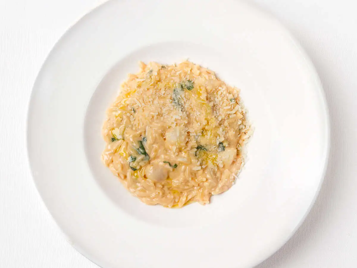 Орзо с гребешком и шпинатом